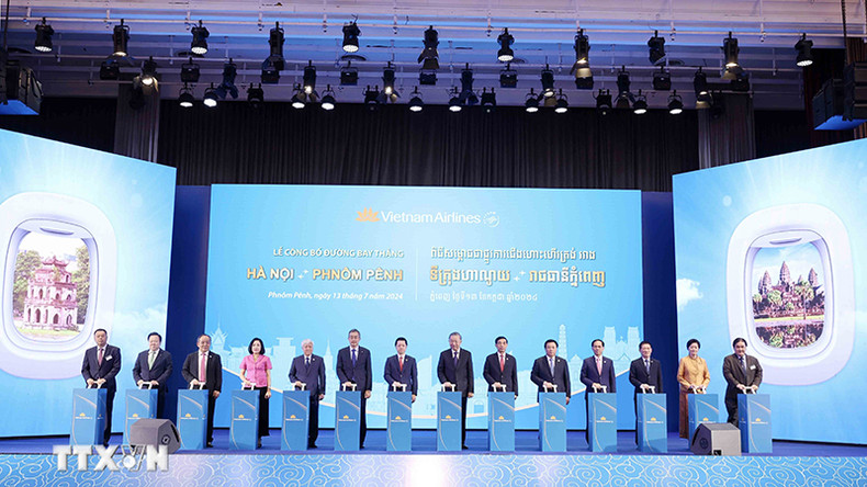 Делегаты на церемонии объявления прямого рейса Ханой-Пномпень. Фото: ВИА