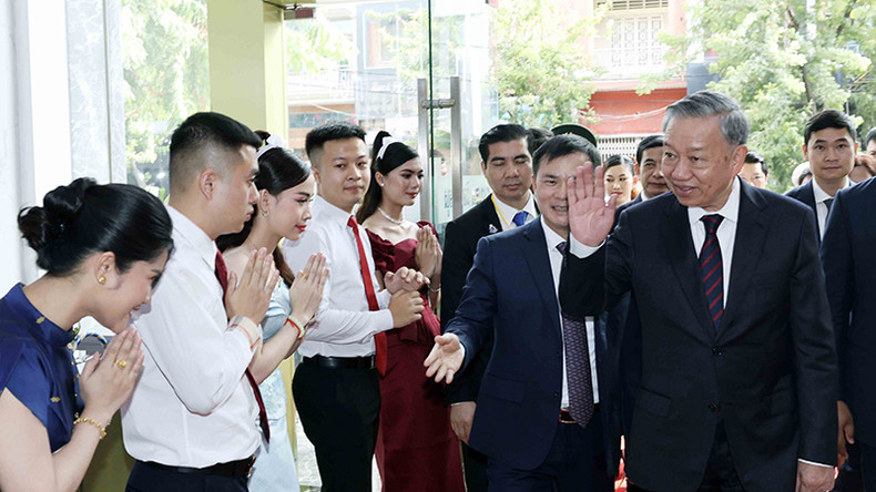 Президент То Лам посещает компанию «Metfone». Фото: ВИА