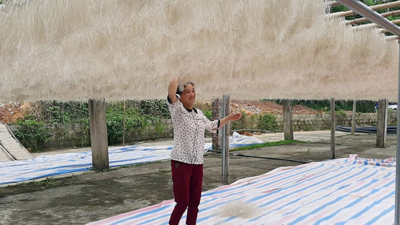 Жители деревни Конминь сушат вермишель. Фото: Хыонг Лан Жители деревни Конминь сушат вермишель. Фото: Хыонг Лан