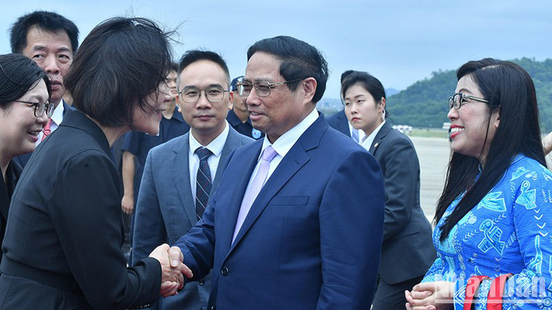 Высокопоставленные чиновники РК встречают Премьер-министра с супругой. Высокопоставленные чиновники РК встречают Премьер-министра с супругой.