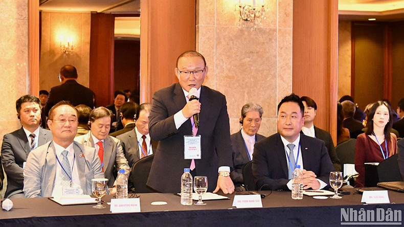 Тренер Пак Хан Со выступает на встрече. Тренер Пак Хан Со выступает на встрече.