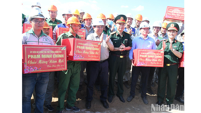 Премьер-министр Фам Минь Тьинь поздравляет рабочих на площадке строительства скоростной автомагистрали Биенхоа-Вунгтау с Новым годом. Премьер-министр Фам Минь Тьинь поздравляет рабочих на площадке строительства скоростной автомагистрали Биенхоа-Вунгтау с Новым годом.