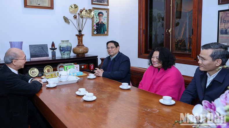 Премьер-министр Фам Минь Тьинь поздравляет родственников бывшего Премьер-министра Фам Ван Донга с наступающим Новым годом по лунному календарю. Премьер-министр Фам Минь Тьинь поздравляет родственников бывшего Премьер-министра Фам Ван Донга с наступающим Новым годом по лунному календарю.