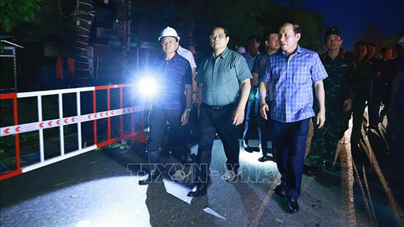 Премьер-министр Фам Минь Тьинь и рабочая делегация посетили общежитие в районе Нгокуен города Хайфон. Фото: ВИА Премьер-министр Фам Минь Тьинь и рабочая делегация посетили общежитие в районе Нгокуен города Хайфон. Фото: ВИА