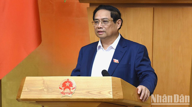 Премьер-министр Фам Минь Тьинь выступает на заседании. Премьер-министр Фам Минь Тьинь выступает на заседании.