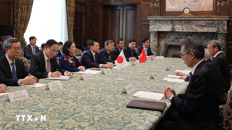 Общий вид встречи вьетнамской делегации с Председателем Палаты советников Японии Оцудзи Хидэхисой. Фото: ВИА Общий вид встречи вьетнамской делегации с Председателем Палаты советников Японии Оцудзи Хидэхисой. Фото: ВИА