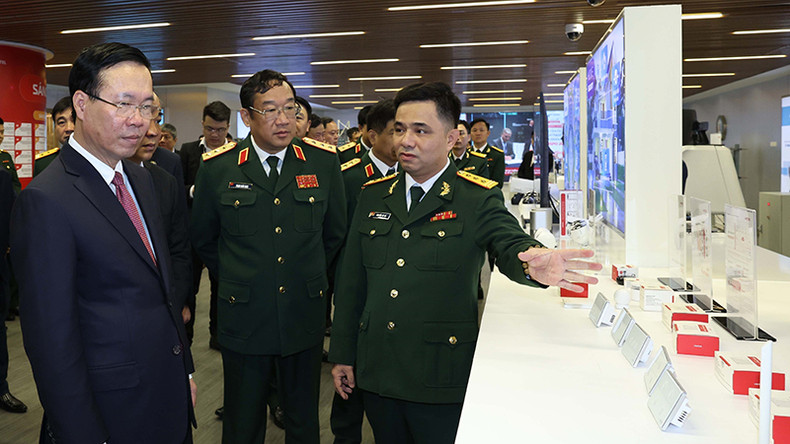 Президент Во Ван Тхыонг заслушает презентацию о продукции Viettel.