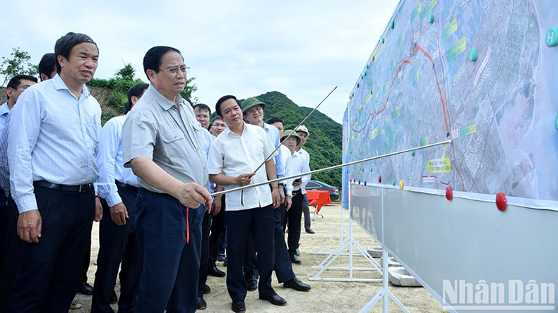 Премьер-министр заслушивает доклад о ходе строительства дороги Восток-Запад в провинции Ниньбинь. Премьер-министр заслушивает доклад о ходе строительства дороги Восток-Запад в провинции Ниньбинь.