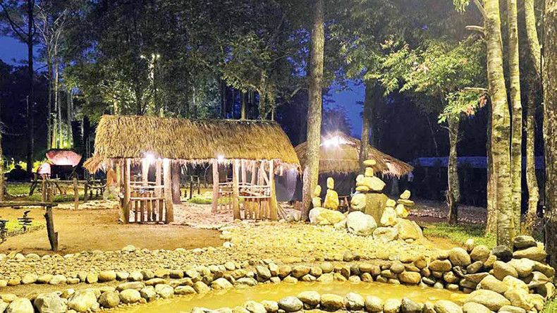 Традиционный общинный дом размещен в художественном саду Мангден. Традиционный общинный дом размещен в художественном саду Мангден.