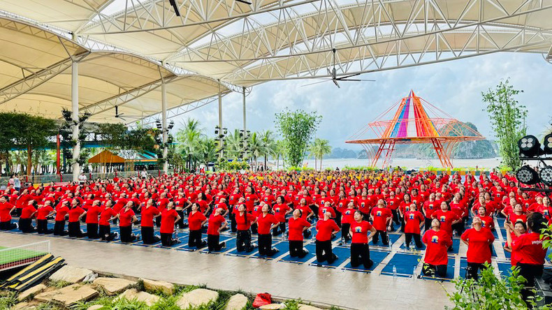 Практика йоги на праздновании 10-го Международного дня йоги в провинции Куангнинь. Практика йоги на праздновании 10-го Международного дня йоги в провинции Куангнинь.