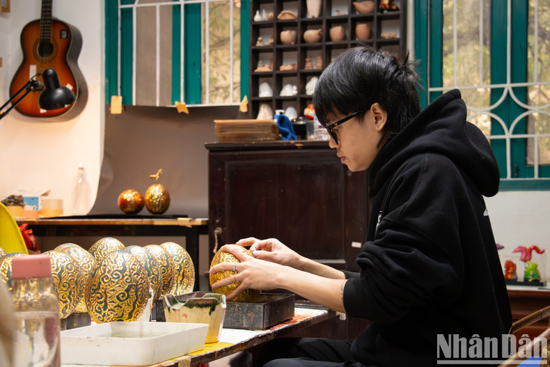 Эти молодые художники хотят создать культурные продукты, несущие дух Вьетнама. Они стараются изо всех сил создавать самые уникальные подарочные наборы. Эти молодые художники хотят создать культурные продукты, несущие дух Вьетнама. Они стараются изо всех сил создавать самые уникальные подарочные наборы.