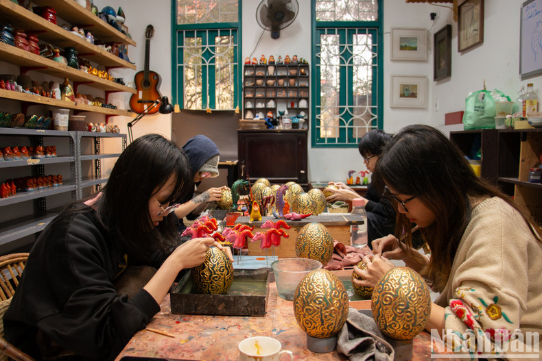 В мастерской работают 8-10 молодых художников и студенты вузов изящных искусств. Они сменяют по очереди друг друга на каждом этапе создания изделия. Изготовление изделия ручной работы занимает от 5 до 7 дней. В мастерской работают 8-10 молодых художников и студенты вузов изящных искусств. Они сменяют по очереди друг друга на каждом этапе создания изделия. Изготовление изделия ручной работы занимает от 5 до 7 дней.