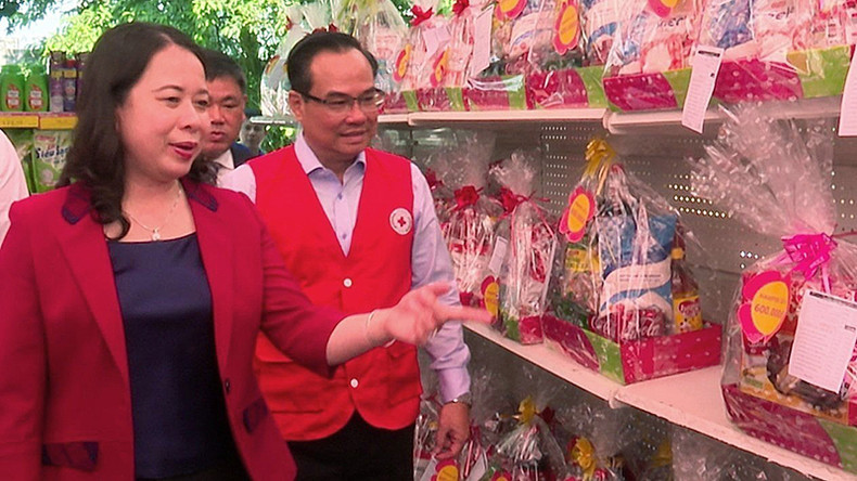 Вице-президент Во Тхи Ань Суан посещает рынок бесплатных товаров для малоимущих в общине Антхать уезда Бенлык. Фото: ВИА Вице-президент Во Тхи Ань Суан посещает рынок бесплатных товаров для малоимущих в общине Антхать уезда Бенлык. Фото: ВИА