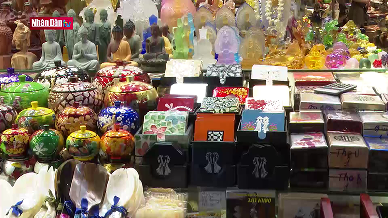 Ночной рынок Бентхань известен своими разнообразными товарами.