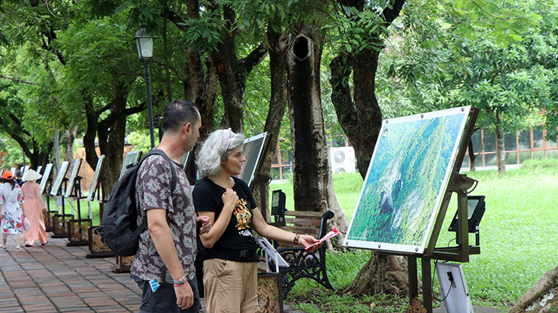 Иностранные туристы в Императорской цитадели Хюэ. Фото: vietnamplus.vn Иностранные туристы в Императорской цитадели Хюэ. Фото: vietnamplus.vn