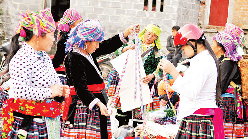 Торговля парчовыми изделиями на периодическом рынке в горном районе Тэйбак.
