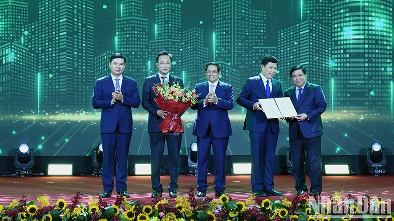 Вручение решения об утверждении плана развития провинции Хынгйен. Вручение решения об утверждении плана развития провинции Хынгйен.