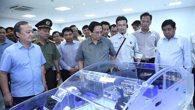 Премьер-министр заслушивает презентацию о продукции компании Mektec Manufacturing Vietnam. Премьер-министр заслушивает презентацию о продукции компании Mektec Manufacturing Vietnam.