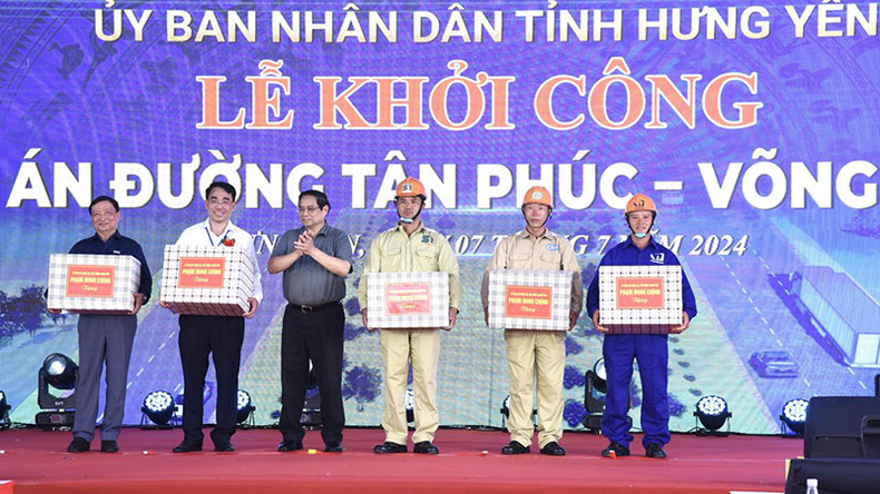 Премьер-министр вручает подарки строительным подразделениям дороги Танфук-Вонгфан. Премьер-министр вручает подарки строительным подразделениям дороги Танфук-Вонгфан.