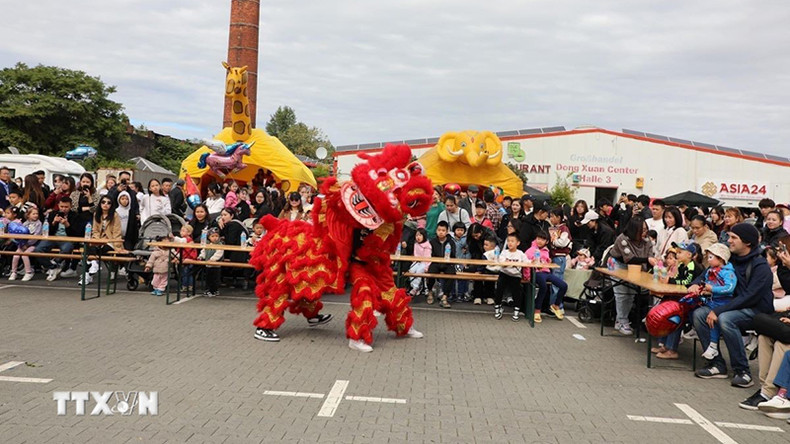 Дети с энтузиазмом наслаждаются танцем льва на программе встречи праздника середины осени в торговом центре «Донгсуан». Фото: ВИА Дети с энтузиазмом наслаждаются танцем льва на программе встречи праздника середины осени в торговом центре «Донгсуан». Фото: ВИА