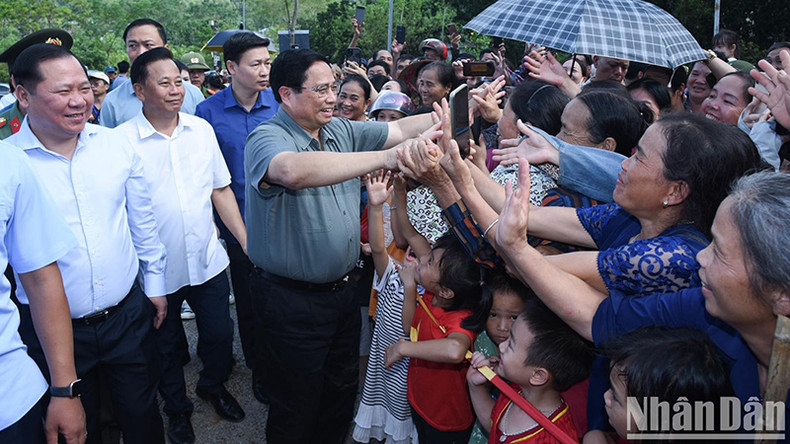 Премьер-министр Фам Минь Тьинь и жители общины Каошон уезда Дабак. Фото: Чан Хай Премьер-министр Фам Минь Тьинь и жители общины Каошон уезда Дабак. Фото: Чан Хай