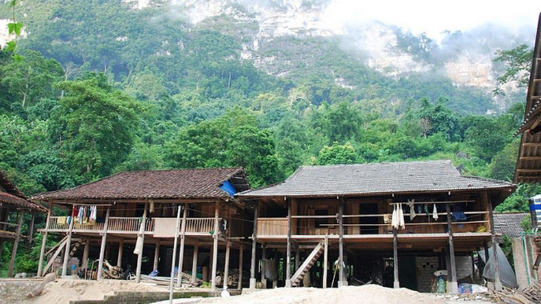 Дома на сваях у представителей народности Таи в селении Пакнгой. Фото: baodantoc.vn Дома на сваях у представителей народности Таи в селении Пакнгой. Фото: baodantoc.vn
