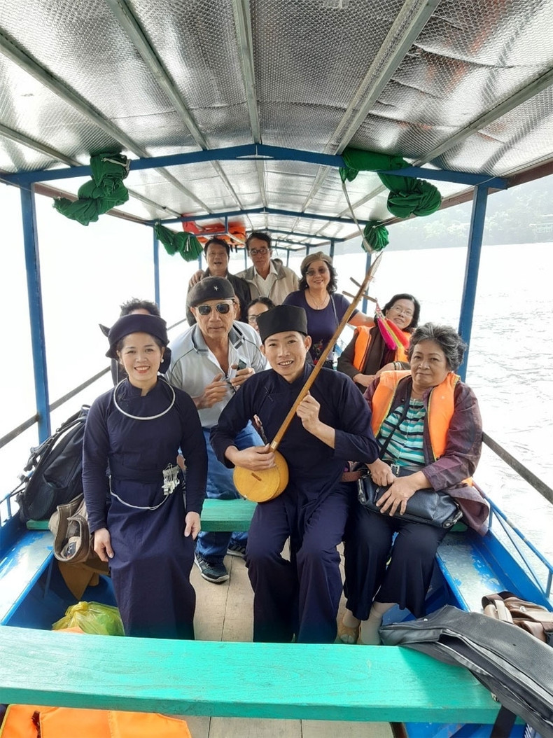 Община Наммау создала множество художественных клубов у народности Таи для выступления перед туристами. Фото: baodantoc.vn Община Наммау создала множество художественных клубов у народности Таи для выступления перед туристами. Фото: baodantoc.vn