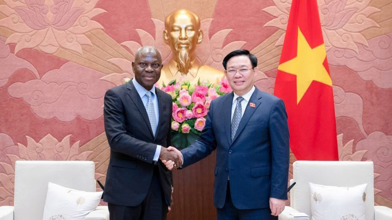 Председатель НС Выонг Динь Хюэ и Генеральный директор МОТ Гилберт Ф. Хунгбо. Фото: Зюи Линь Председатель НС Выонг Динь Хюэ и Генеральный директор МОТ Гилберт Ф. Хунгбо. Фото: Зюи Линь