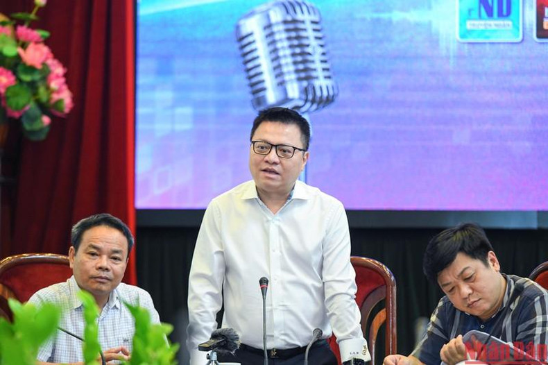 Главный редактор Ле Куок Минь выступает с речью. Главный редактор Ле Куок Минь выступает с речью.