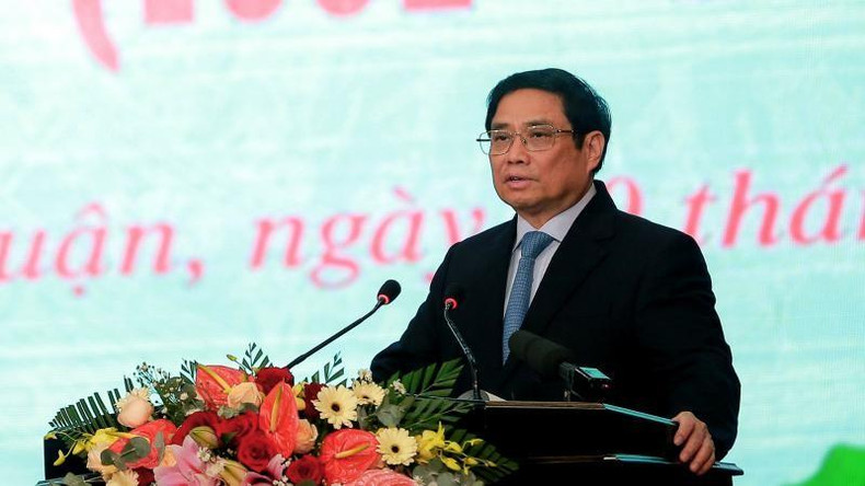 Премьер-министр Фам Минь Тьинь выступает с речью.