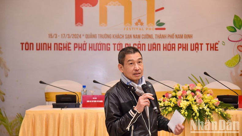 Художник Ле Тхиет Кыонг выступает с речью. Художник Ле Тхиет Кыонг выступает с речью.