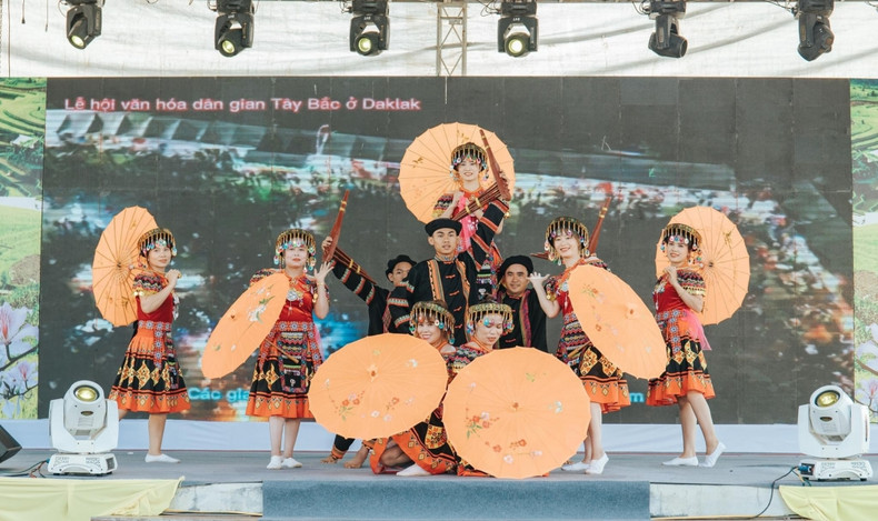 19 февраля Народный комитет общины Куэви уезда Кукуин провинции Даклак организовал церемонию открытия VIII Фестиваля народной культуры Вьетбака – 2024. Это уникальное культурное мероприятие представителей северных этнических групп, проживающих в уездах Кукуин и Кронгпак, привлекающее большое количество людей и туристов в первые дни нового года. Фото: Тхюи Нга/baodaklak.vn 19 февраля Народный комитет общины Куэви уезда Кукуин провинции Даклак организовал церемонию открытия VIII Фестиваля народной культуры Вьетбака – 2024. Это уникальное культурное мероприятие представителей северных этнических групп, проживающих в уездах Кукуин и Кронгпак, привлекающее большое количество людей и туристов в первые дни нового года. Фото: Тхюи Нга/baodaklak.vn