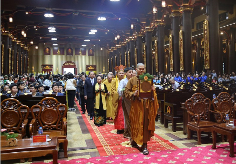 Фестиваль, организованный совместно городом Уонгби и Исполнительным советом Вьетнамской буддийской сангхи провинции Куангнинь, является одним из крупнейших и самых продолжительных фестивалей в северном Вьетнаме, привлекая десятки тысяч монахов, буддистов и посетителей. Фото: Куанг Тхо Фестиваль, организованный совместно городом Уонгби и Исполнительным советом Вьетнамской буддийской сангхи провинции Куангнинь, является одним из крупнейших и самых продолжительных фестивалей в северном Вьетнаме, привлекая десятки тысяч монахов, буддистов и посетителей. Фото: Куанг Тхо