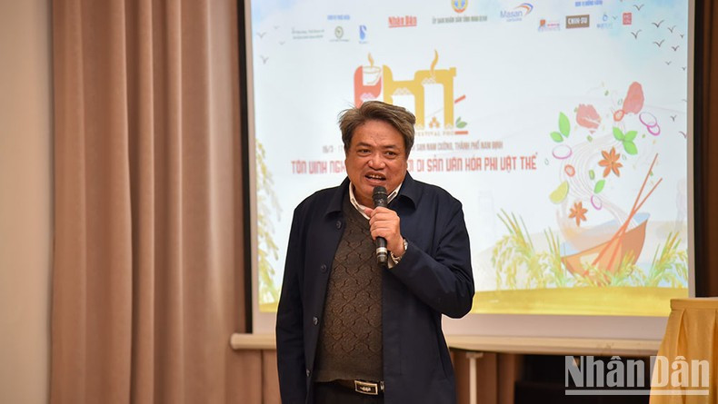 Г-жа Ха Хюи Тьиен выступает с речью. Г-жа Ха Хюи Тьиен выступает с речью.