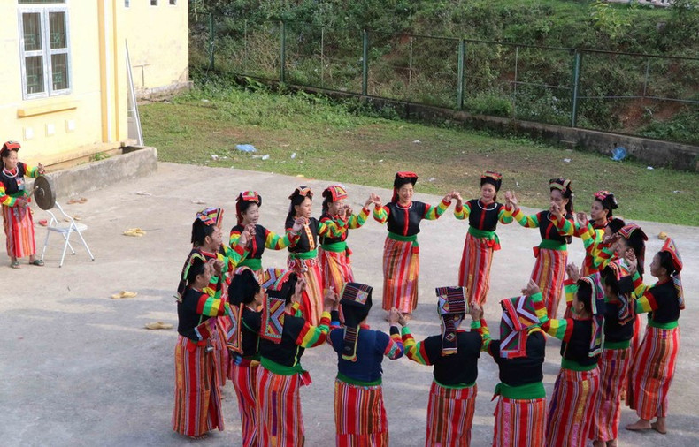 Представители народности Конг исполняют уникальные народные танцы. Фото: Vietnamplus