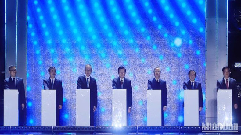 Делегаты выполняют ритуал открытия программы культурного обмена, соединения предприятий Вьетнама и Южной Кореи и Международной ярмарки дельты Северного Вьетнама 2023 года. Делегаты выполняют ритуал открытия программы культурного обмена, соединения предприятий Вьетнама и Южной Кореи и Международной ярмарки дельты Северного Вьетнама 2023 года.