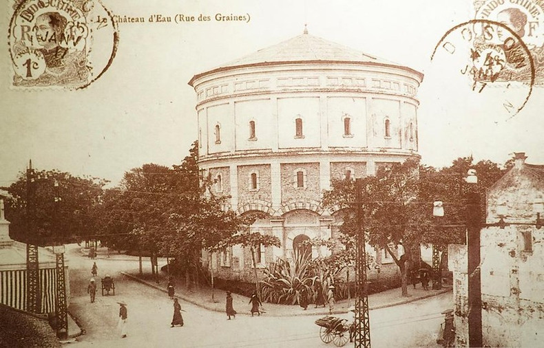 Водонапорная башня Хангдау на открытке в начале ХХ века. Фото: baophapluat.vn Водонапорная башня Хангдау на открытке в начале ХХ века. Фото: baophapluat.vn