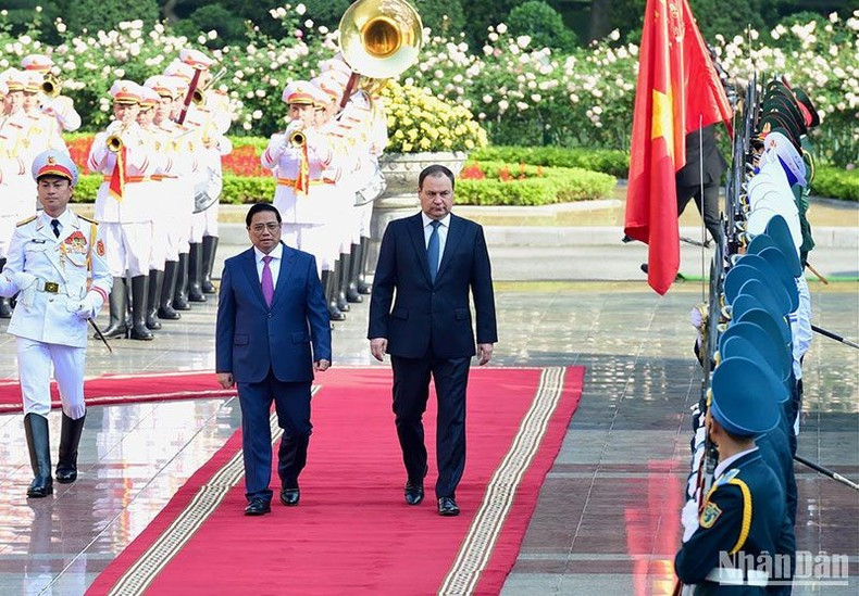 Два Премьер-министра обходят строй почетного караула. Два Премьер-министра обходят строй почетного караула.