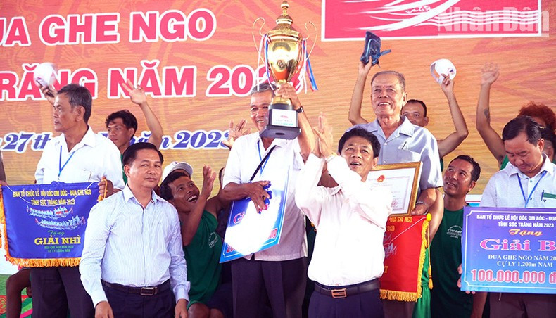 Руководители провинции Шокчанг вручают чемпионский кубок мужской гребной команде. Фото: Нгуен Фонг