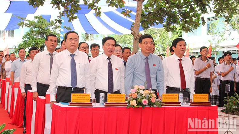 Председатель НС Чан Тхань Ман и делегаты. Председатель НС Чан Тхань Ман и делегаты.