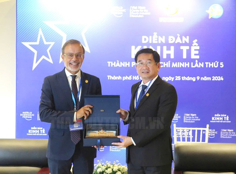 Заместитель Председателя Народного комитета г. Хошимина Зыонг Нгок Хай и заместитель мэра города Порту Рикардо Валенте. Фото: hcmcpv.org.vn Заместитель Председателя Народного комитета г. Хошимина Зыонг Нгок Хай и заместитель мэра города Порту Рикардо Валенте. Фото: hcmcpv.org.vn