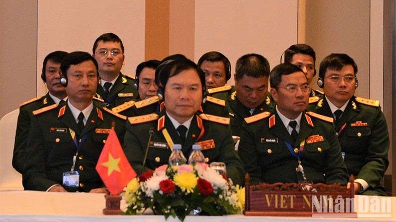 Генерал-полковник Нгуен Тан Кыонг во главе делегации Вьетнама на совещании. Фото: Хай Тиен Генерал-полковник Нгуен Тан Кыонг во главе делегации Вьетнама на совещании. Фото: Хай Тиен