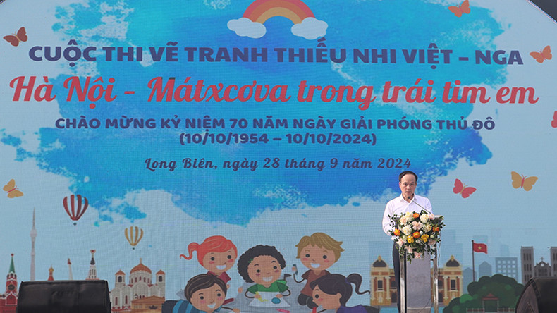 Секретарь Парткома района Лонгбиен, председатель Общества вьетнамско-российской дружбы города Ханой Дыонг Хоай Нам выступает с речью. Фото: Т. Лам