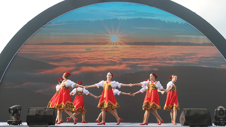 Художественный номер на открытии конкурса. Фото: Т. Лам