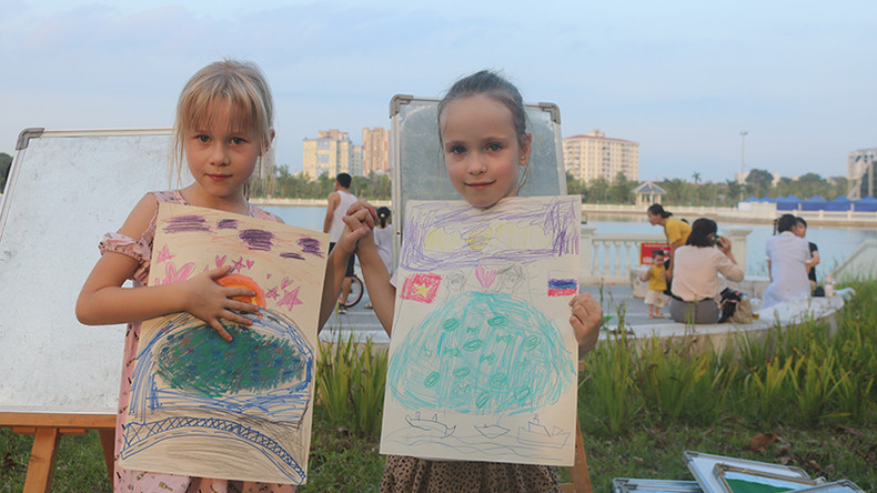 Двое российских детей первыми выполнили работу и представили свои работы. Двое российских детей первыми выполнили работу и представили свои работы.