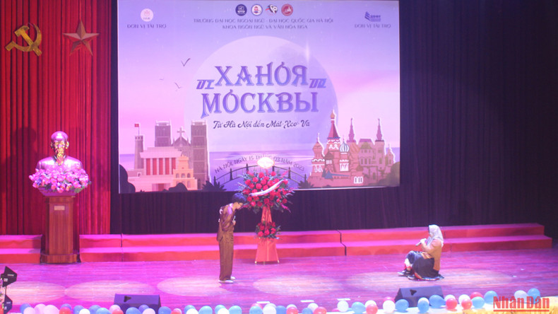 Пьеса «Старый рыбак и золотая рыбка» в исполнении школьников из спецшколы имени Нгуен Хюэ в Ханое.