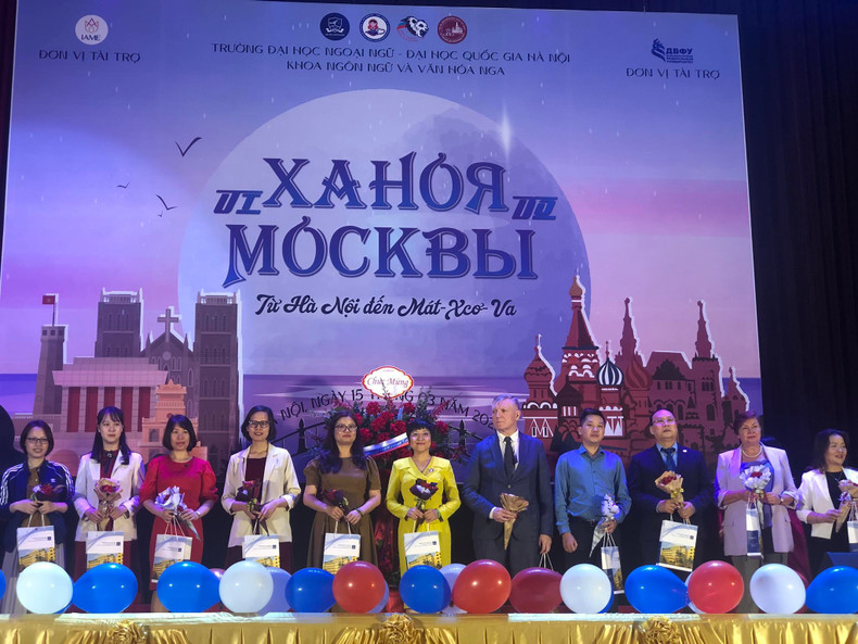 Вручение подарков гостей мероприятия. Вручение подарков гостей мероприятия.