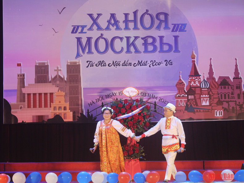 Песня «Конь» в исполнении бывших преподавателей Факультета русского языка и русской культуры.