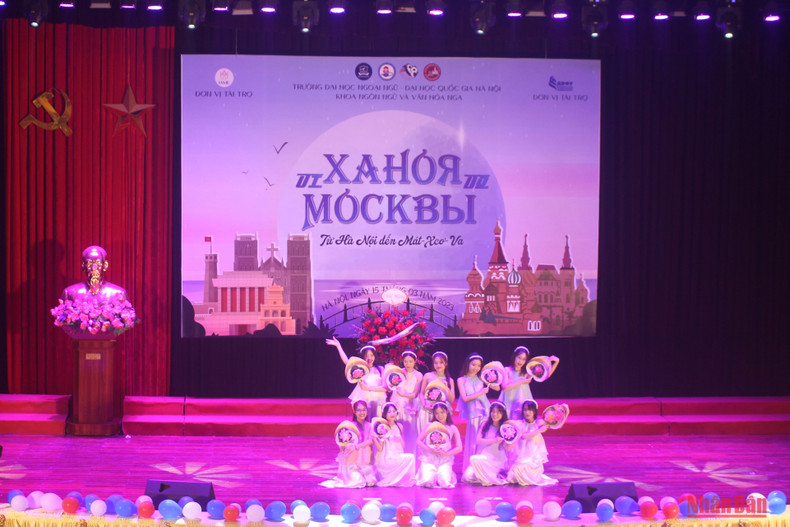 Вьетнамский танец в исполнении студентов Факультета русского языка и русской культуры ИИЯ при ХГУ.