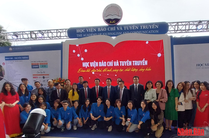 Делегаты и преподаватели, студенты Академии журналистики и пропаганды фотографируются на память. Делегаты и преподаватели, студенты Академии журналистики и пропаганды фотографируются на память.